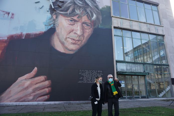 In 2020 kwam Arno het portret van zichzelf op het stadhuis van Oostende inhuldigen, hier met artieste Helen Bur.