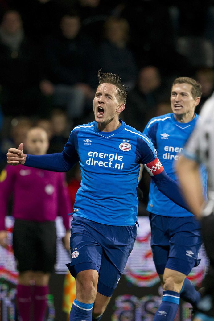 Luuk de Jong viert de 1-2 van PSV tegen Heracles.