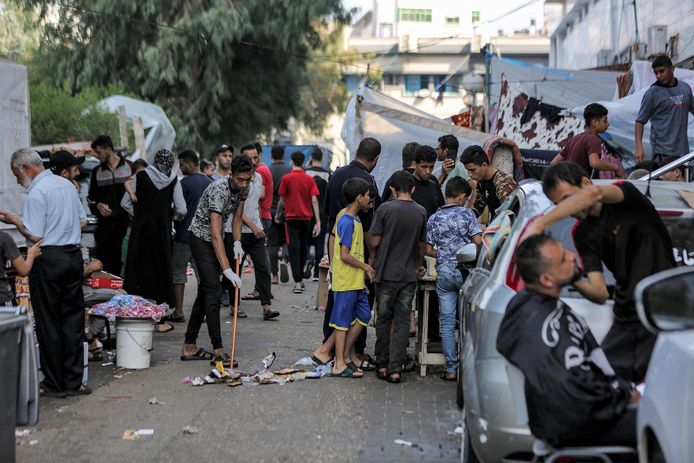 Ontheemde burgers verzamelen in de buurt van het al-Shifa ziekenhuis, in de hoop daar veiliger te zijn voor bombardementen.