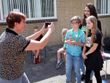 Deze bekende TikTokker geeft Rozenburgse kinderen tips bij maken van video's