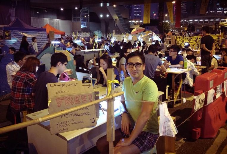 Jason Y. Ng op Connaught Road in Hongkong. Hij heeft er een kantoortje gebouwd waar hij 's avonds en in de weekenden lesgeeft in Engels, essayistiek en rechten. Beeld Foto: Jason Y. Ng