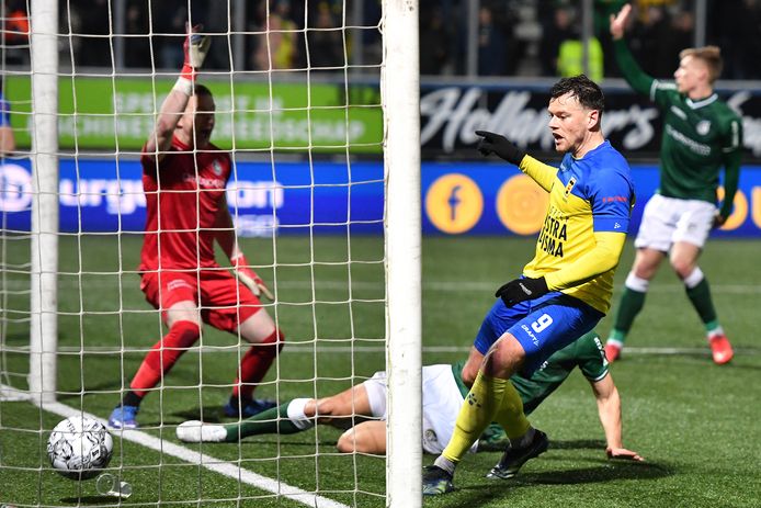 Tom Boere scoort zijn tweede goal namens Cambuur tegen Fortuna Sittard.