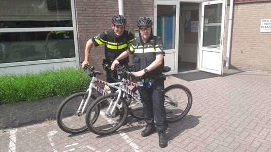 De vrijwillige agenten Marcel Bonte en Jan van der Berg.
