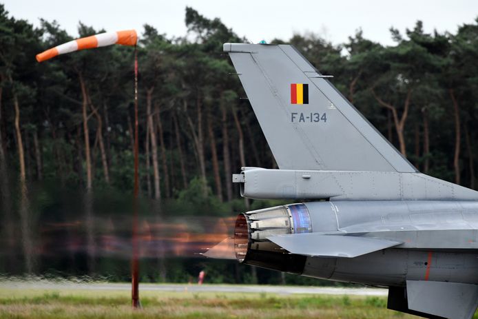 Een F-16 verlaat luchtmachtbasis Kleine Brogel.