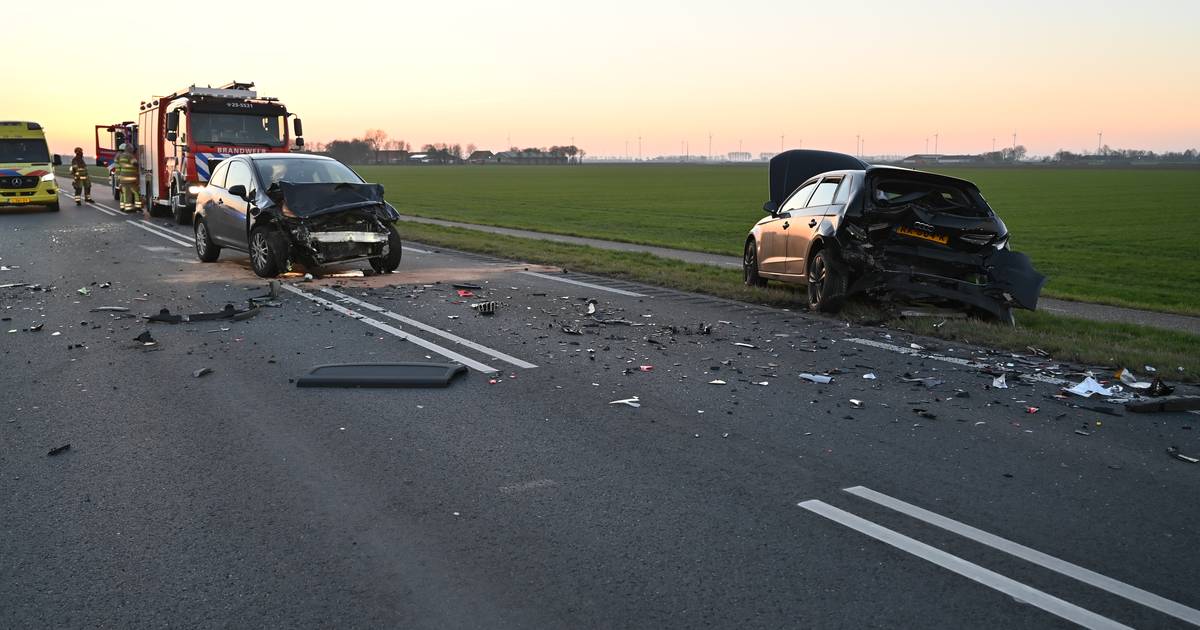 Meerdere gewonden na ongeluk bij Dronten: N307 bezaaid met brokstukken.