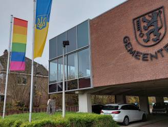 Sint-Pieters-Leeuw hijst regenboogvlag: “Men zwicht voor de FIFA en het grote geld”