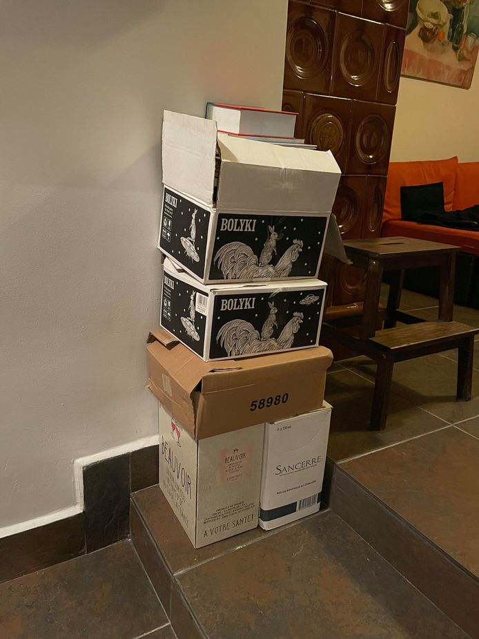 Tot slot: waarom we 137 km/u haalden in de afdaling: zes dozen boeken voor de studenten Nederlands aan de universiteit van Debrecen zijn wel wat zwaarder dan doorsnee vakantiebagage...