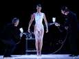 Bella Hadid loopt topless catwalk op en krijgt jurk gemaakt met verf aangemeten