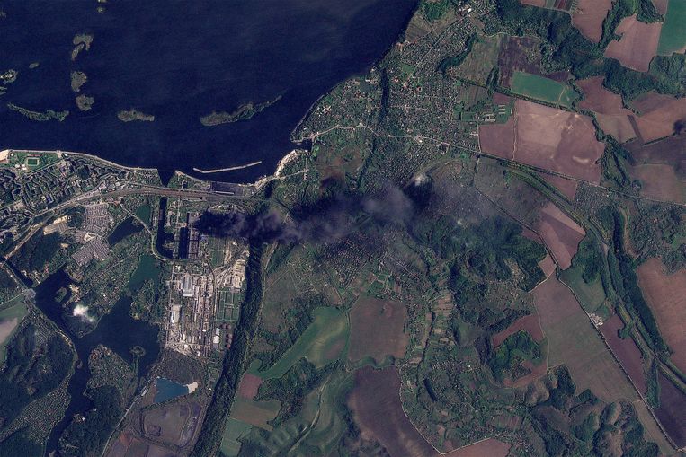 De Trypilska-energiecentrale in een voorstad van Kiev is geraakt door een Russische raket, satellietfoto van 10 oktober.  Beeld Planet Labs / de Volkskrant