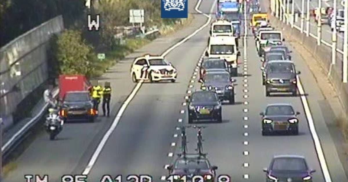 File en afgesloten rijstrook door ongeluk op A12 bij Arnhem.
