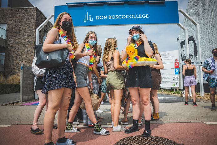 Leerlingen van het Don Boscocollege in Zwijnaarde in strandoutfit.