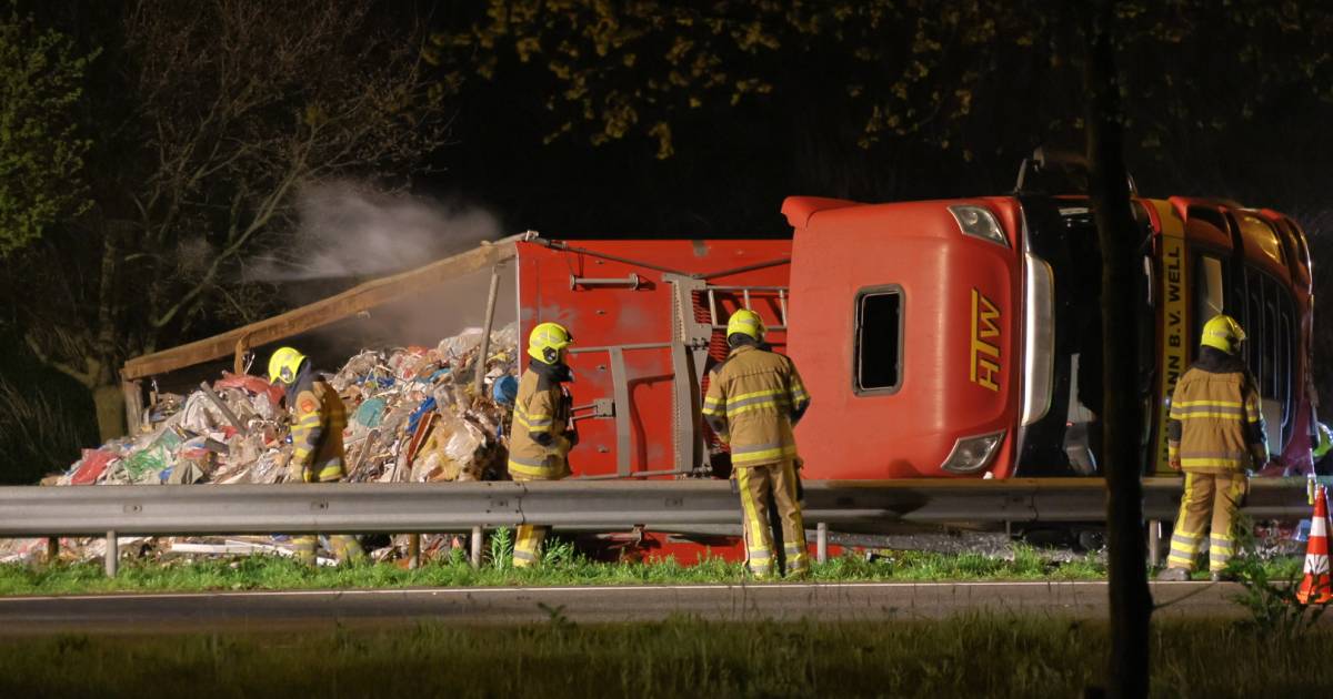 Vrachtwagen gekanteld: snelweg A73 ter hoogte van Cuijk helemaal afgesloten.