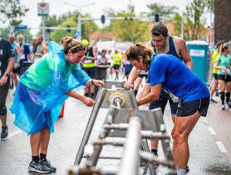 IJsbad geen overbodige luxe, maar hitte valt mee bij Dam tot Damloop: ‘Nu heb ik te wéínig kleren aan’