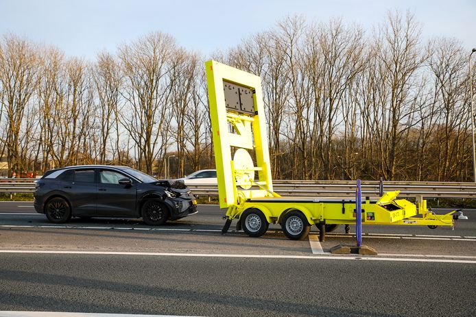 Een automobilist botste vandaag op een pijlwagen bij de afrit Voorst.