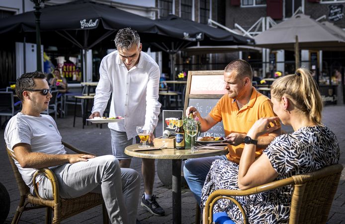 Een ober op een terras in Amersfoort.