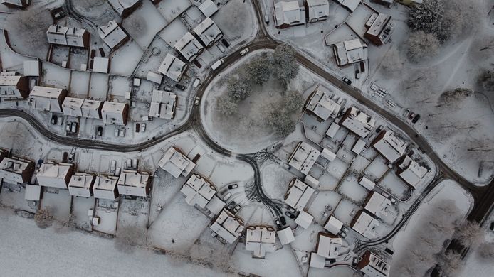 Najaarsstorm Arwen zorgde voor noodweer met zware regenval en sneeuw, zoals hier in het dorpje Keele in Staffordshire.