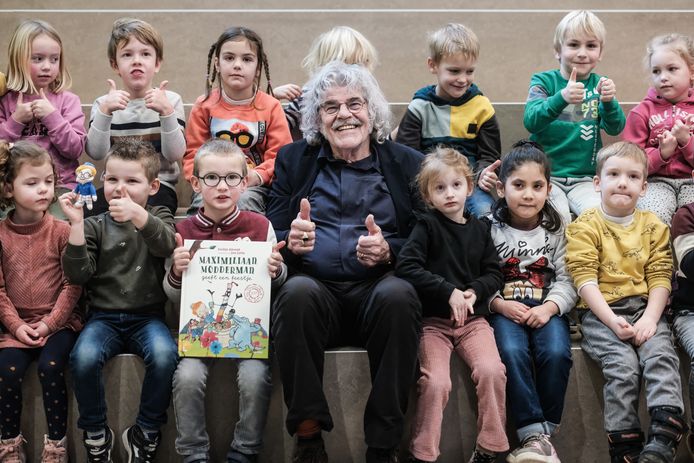 Bennie Jolink las kinderen voor in Hengelo.