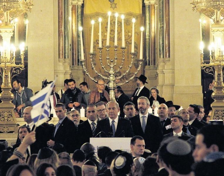 Enkele dagen na de aanslagen op tijdschrift Charlie Hebdo en een Joodse supermarkt hield Netanyahu een toespraak in Parijs. Toen de Israëlische premier het woord nam, beende de Franse president François Hollande demonstratief weg. Beeld afp