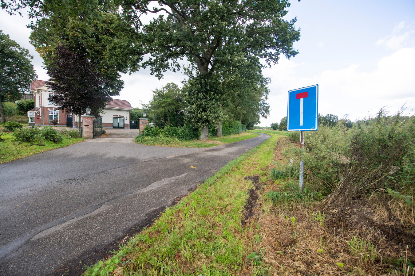 De landelijke Zuid Esweg bij Wierden dreigt veel drukker te worden door de komst van vier bedrijfspanden op Esrand waar ook nieuwbouw school De Passie komt. De aanwonenden hebben daartegen bezwaar.