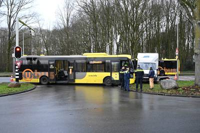 Stadsbus en bestelbusje botsen tegen elkaar op de Europalaan