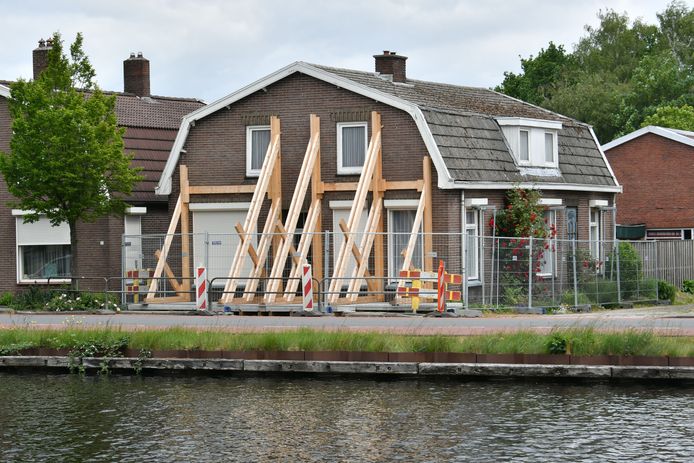 Huizen langs het kanaal worden gestut om te voorkomen dat ze instorten.
