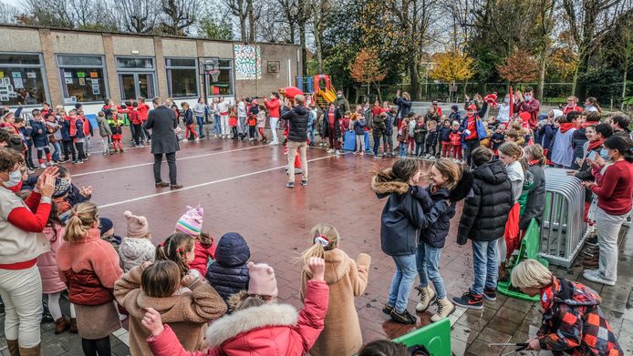 De mascotte van KVK kwam melden dat de leerlingen geslaagd waren in hun opzet, en ze naar de match mogen komen kijken.