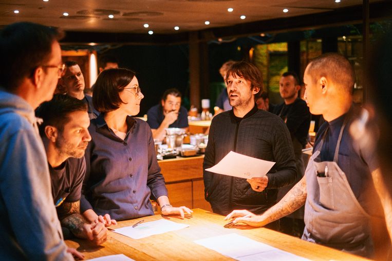 Redzepi met zijn personeel in Noma. Beeld Thomas Sweertvaegher