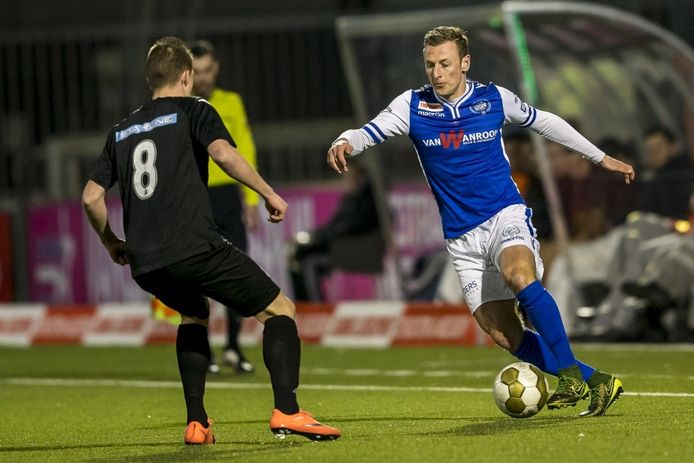Belgisch duel tussen Jonas Heymans van FC Den Bosch en Jinty Caenepeel van Eindhoven.