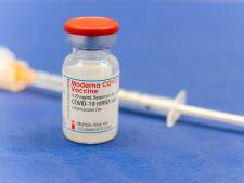 Les vaccins probablement moins efficaces contre le variant Omicron, estime le patron de Moderna
