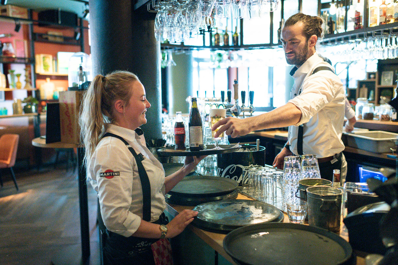 Enschedese horeca schreeuwt om personeel ‘We missen nu ineens negen collega’s’ Foto