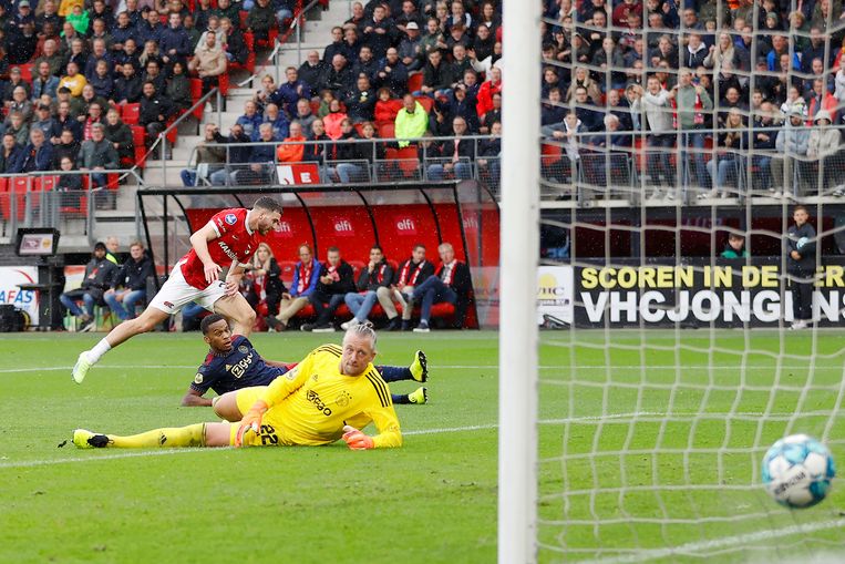 Jurrien Timber en keeper Remko Pasveer zien hoe Mees de Wit AZ op gelijke hoogte brengt met Ajax (1-1). Beeld Pro Shots / Stanley Gontha