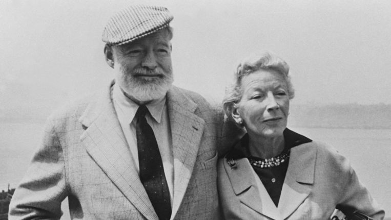 Archieffoto uit 1960 van de Amerikaanse schrijver Ernest Hemingway met zijn vrouw. Beeld afp