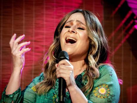 Trijntje Oosterhuis bezingt vitale beroepen in Frontberichten-medley
