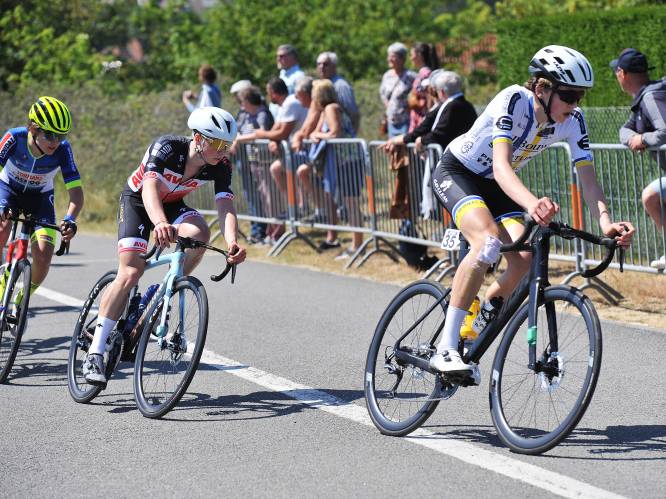 Tussen diverse andere kampioenen wurmt Jasper Verbrugge zich op podium interclub in Koksijde