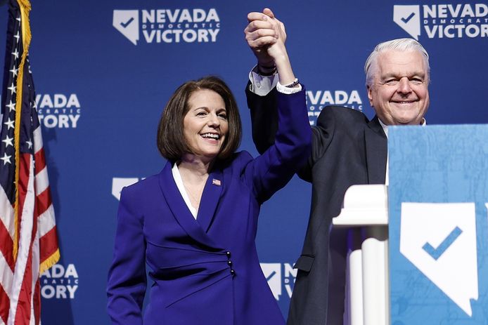 Senator Catherine Cortez Masto (links) en gouverneur van Nevada, Steve Sisolak.
