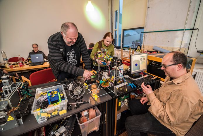 Programmeren, bouwen en solderen in de werkplaats. Vlnr: Dave Borghuis, Heidi Ulrich en Govert Combee.