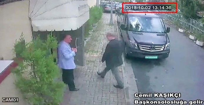 Jamal Khashoggi wordt voor een laatste keer gefilmd wanneer hij het consulaat in Istanbul binnenwandelt.