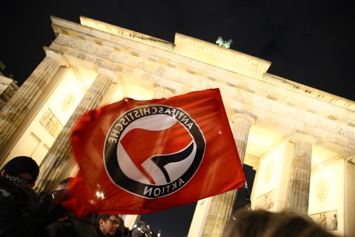 Anti-fascisme-vlag in Berlijn.
