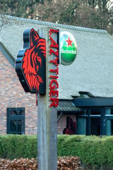 Buurt is eendenslachterij in Ermelo zó beu dat de baas nu een parkeerprobleem heeft bij z'n restaurant