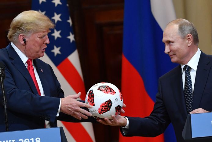De Russische president Vladimir Putin (R) gaf maandag in Helsinki een bal van het WK Voetbal aan de Amerikaanse president Donald Trump