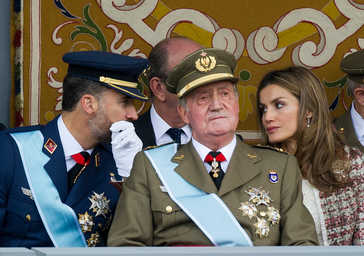 Archieffoto uit 2012. De toenmalige Spaanse koning Juan Carlos tijdens een militaire parade. Achter hem zijn zoon Felipe, die hem in 2014 zou opvolgen, en diens echtgenote, prinses Letizia.  Beeld AFP