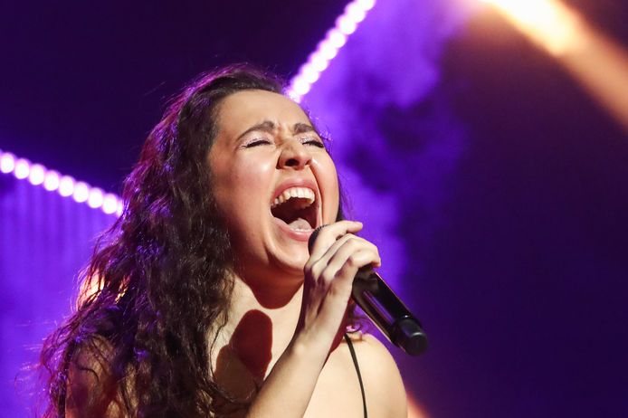 Manizha Sangin tijdens een optreden in 2021.