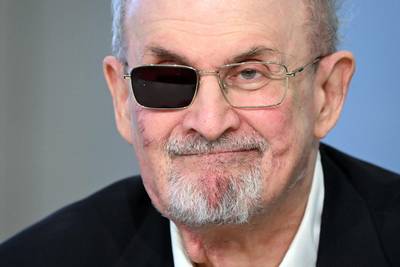 Schrijver Rushdie zag aanvaller als “soort tijdreiziger”