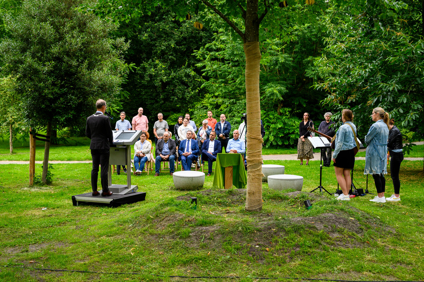 Sliedrecht staat bij herdenkingsboom stil bij gevolgen coronapandemie Foto bndestem.nl