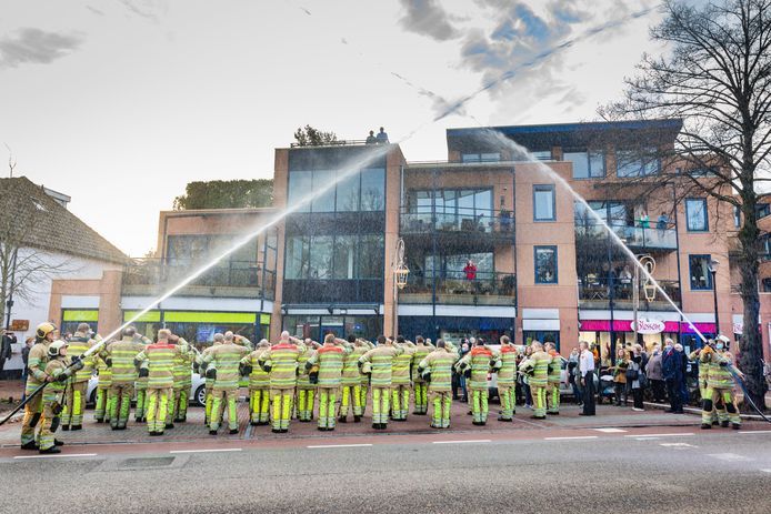 Eerbetoon aan de overleden brandweerman Pim in Den Dolder.