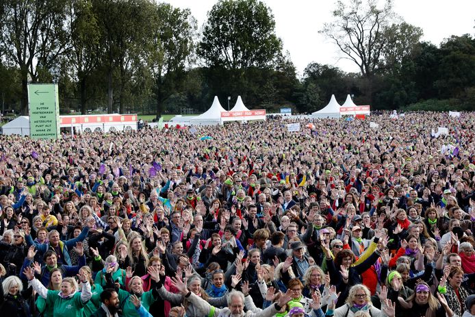 Basisschoolleraren tijdens een protestmanifestatie in het Zuiderpark in Den Haag.