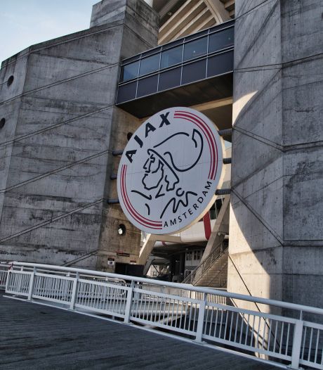 Ajax deelt stadionverbod uit aan fan die steward probeerde te zoenen