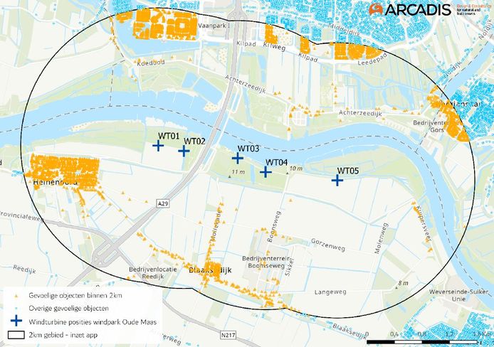 Dit kaartje geeft een overzicht van woningen (de 'gevoelige objecten' in geel) binnen twee kilometer van de windmolens langs de Oude Maas bij Heinenoord en Barendrecht.