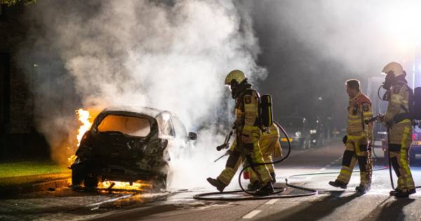 Brandweer van Zwolle blust aangestoken auto op exact dezelfde plek als een jaar geleden.