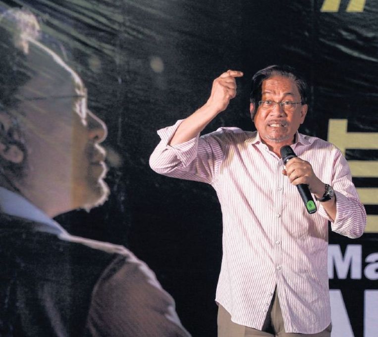 De Maleisische politicus Anwar Ibrahim hoort vandaag of hij vijf jaar cel krijgt vanwege homoseksualiteit. Beeld epa